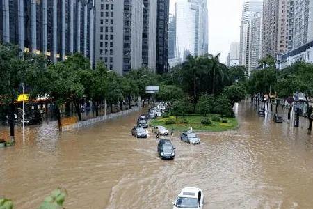 工程施工时遇见特大暴雨怎么陪