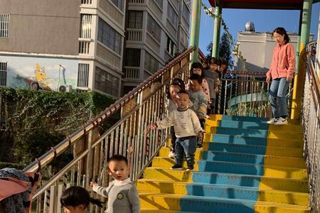 如何从楼梯上往下运重物