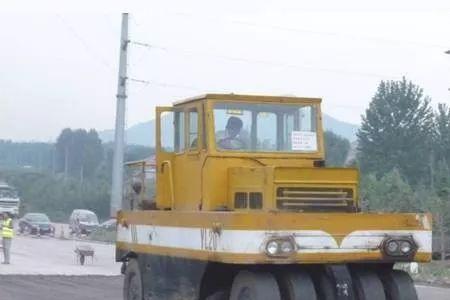 水稳为什么先用胶轮压路机压