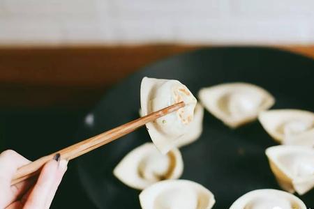 拿快筷是左手还是左右