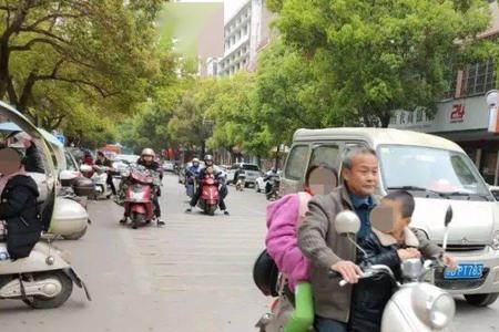 开电动车后面人没戴头盔没事吧