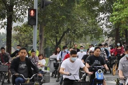 广州电动车可以载几个人