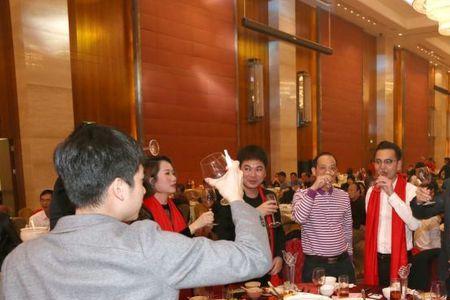 请正副领导吃饭怎么敬酒