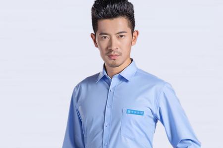 蓝白色标的衣服牌子