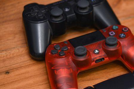 ps5手柄红色灯一直亮