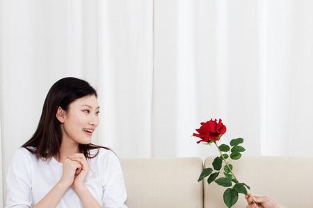 情人见面就要亲近是真爱吗