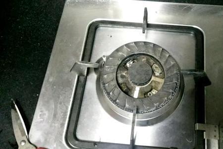 燃气灶有火总点火针才有电