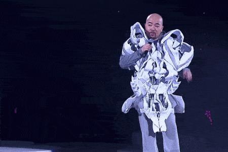 陈奕迅2012年春晚为啥拄拐杖
