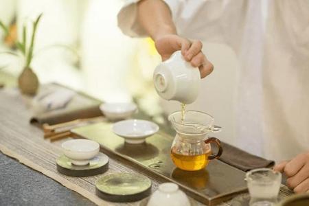 正确的倒茶应当在客人的哪边