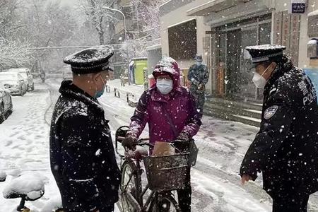 默默行动的意思