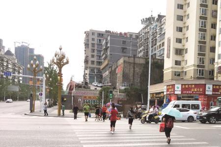 行人应靠马路右边多少米行走