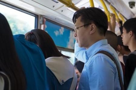 公共场合推搡妇女怎么处理