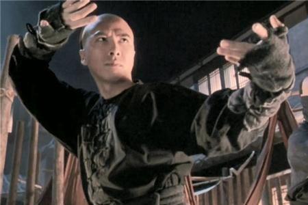 李连杰一脚踹保安的电影是什么