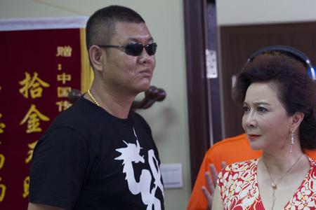 蔡明在戴手铐的旅客中饰演谁