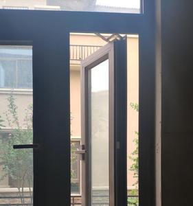 窗户上面和侧面都开了关不上了