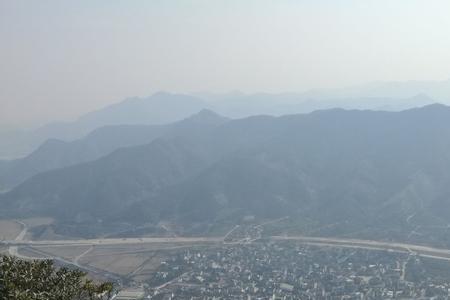 一山望着一山高下一句