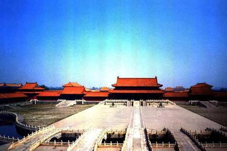 故宫八角楼河对岸是什么