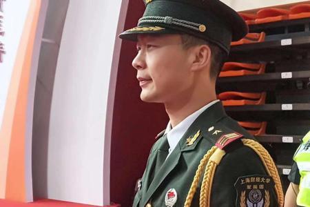 一身戎装是什么意思