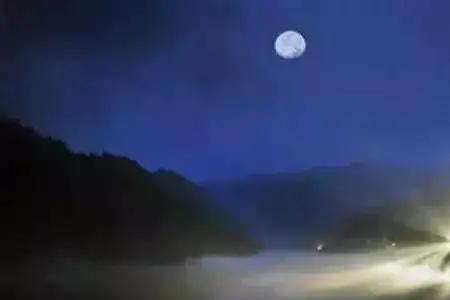 清风送明月良辰伴家人的意思
