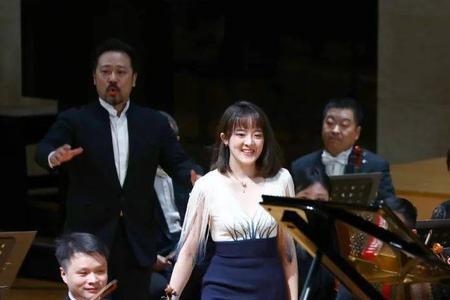 爱乐乐团女钢琴家