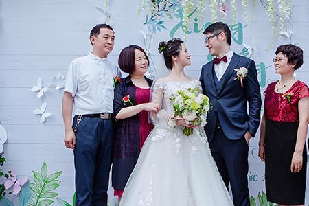 订婚宴双方父母合影吗