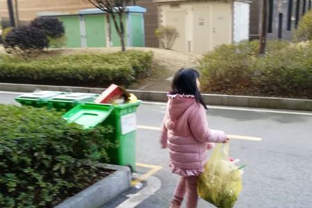 初二可以扫地扔垃圾么