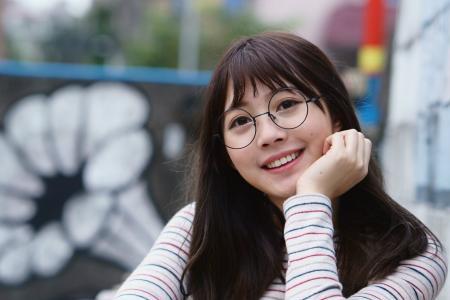 两个戴眼镜的人接吻会撞到吗