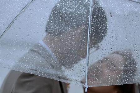 下雨了约会还要继续吗