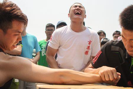 一个男人跟女人掰手腕啥意思