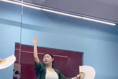 一颦一笑什么歌