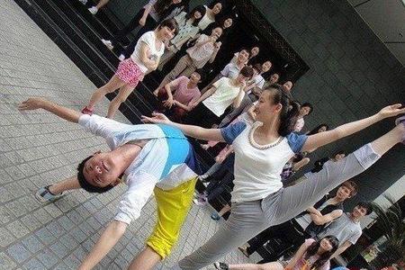 为什么女生会劈叉男生不会