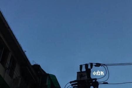 女生说月亮注定是要西沉的