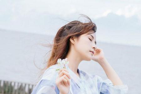 对女生表白女生冷笑表达什么