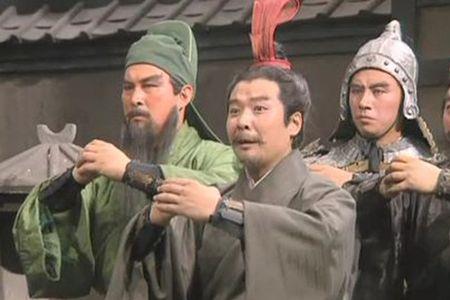 为旧版三国演义作序的何磊是谁