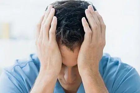 中年男人发现被删后的心理
