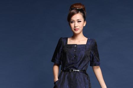 深蓝色裙子配什么颜色腰带