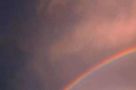 不经历风雨怎能见彩虹两层意思
