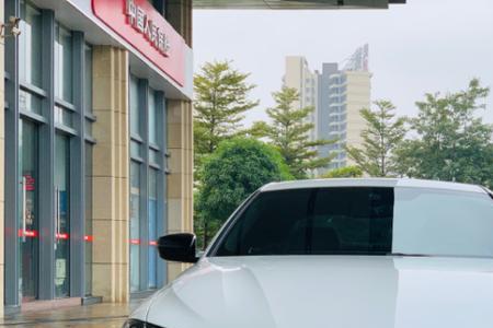 宝马425i没有一脚踢吗