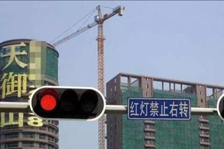 红绿灯路口可以直接进入辅路吗