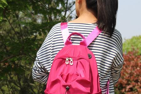 女生夏季登山旅游的必备物品