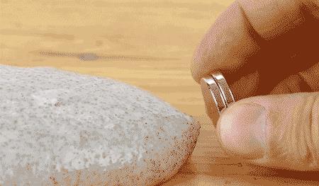 铂金戒指能用吸铁石吸起来吗