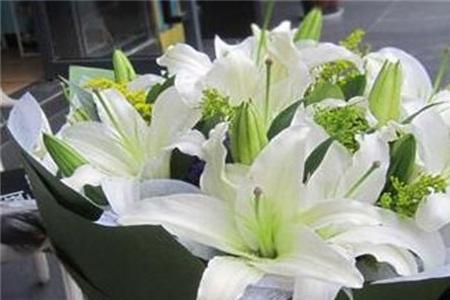 三支玫瑰两支百合代表什么意思