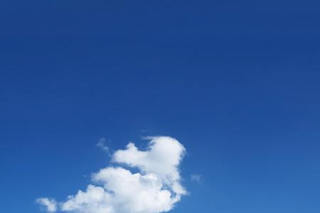 天空中的白云很什么很什么填空