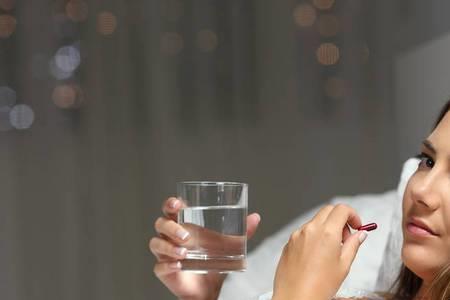 女人痴痴看着你是什么意思