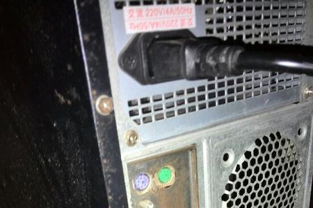 电脑主机箱突然砰一声没电了