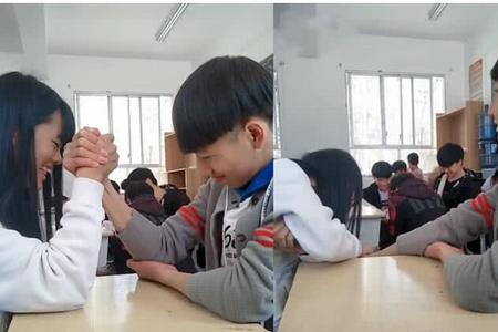 女生主动与男生掰手腕说明什么