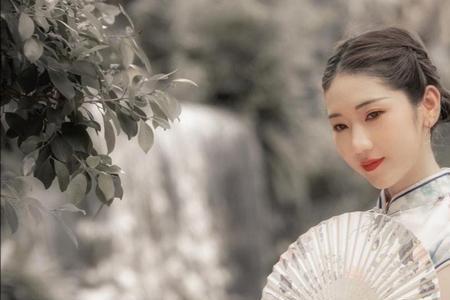 披上罗裳，醉唱桃花扇下联