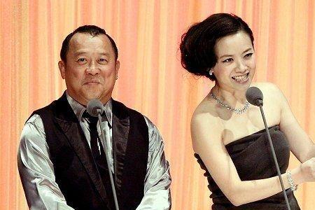曾国祥和曾宝仪是同父同母吗