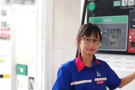 去加油站加油要自己扭吗