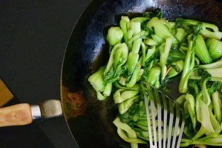 两个女生炒菜是什么意思